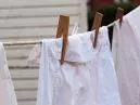 Como tirar mancha de roupa branca com 5 métodos caseiros e simples